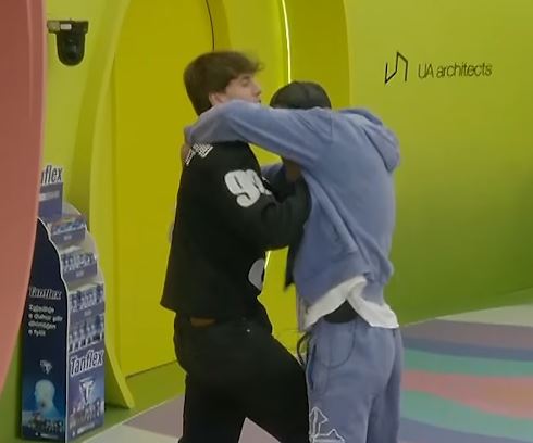 Klodi s’e pranon përqafimin e Londrimit: Fmijaq, toksik! (VIDEO)