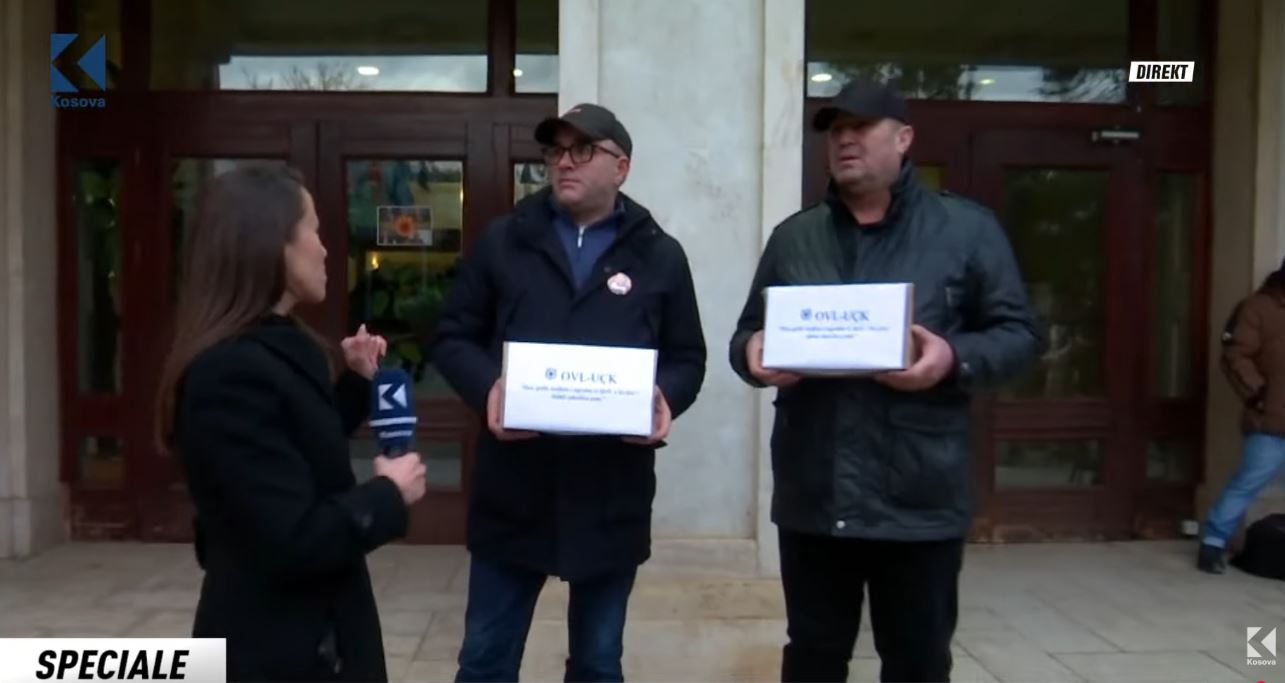 Para Kuvendit, shpërndahen stema për deputetët në mbrojtje të çlirimtarëve në Hagë