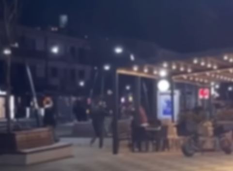 Pamjet e përleshjes mes të rinjve në Lipjan, dy të miturit me lëndime të rënda