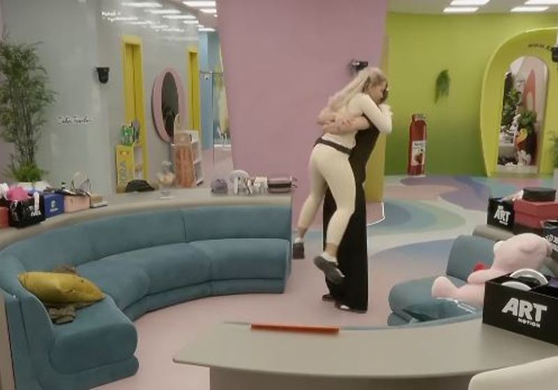 Moment i ëmbël: Londrimi dhe Aurora të përqafuar (VIDEO)