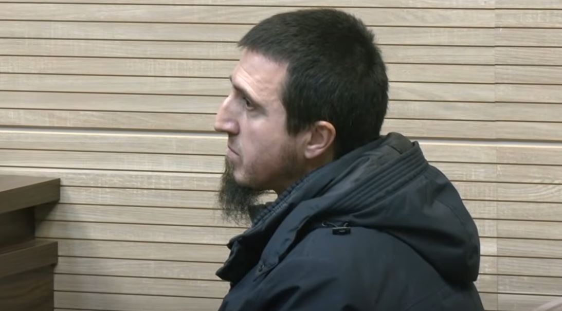 Hodhi flamurin dhe plisin në bërllok  arsimtari lirohet nga akuza për nxitje të urrejtjes