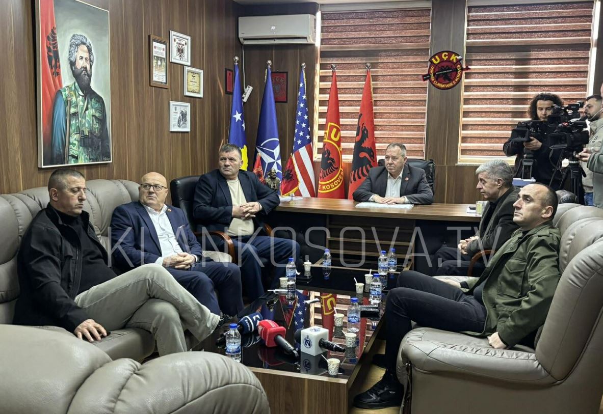 Drejtuesit e OVL-UÇK ndjekin seancën e Gjykatës Speciale nga selia