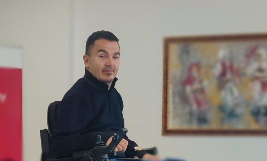 “Dinjitet dhe barazi” – Osmani kërkon mbështetje në Buxhetin 2026 për personat me aftësi të kufizuara