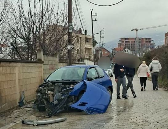 Vetaksident në Prizren, vetura përplaset në mur