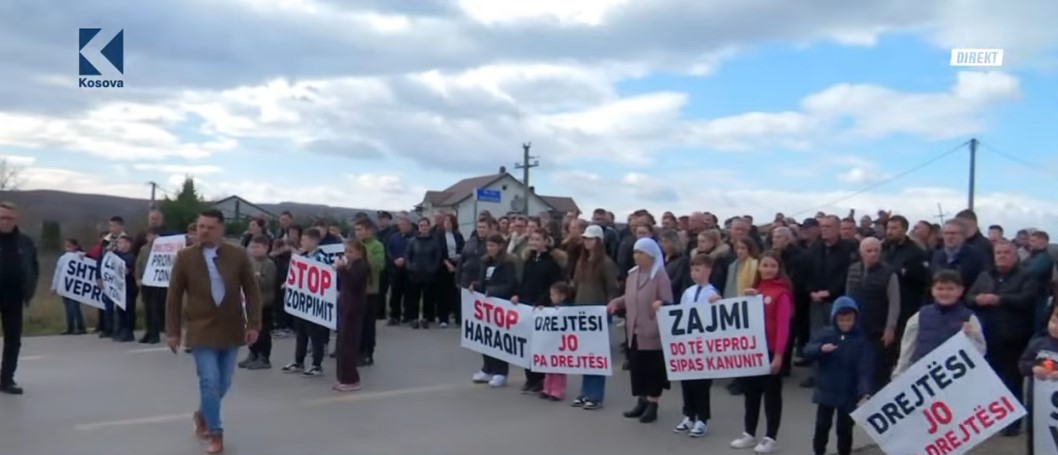 Protestojnë banorët e Zajmit të Klinës  Një pronë iu shit dy personave  VIDEO 