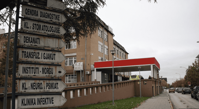 E tmerrshme: Mjekja shtatzënë sulmohet nga qentë endacakë në oborrin e QKUK-së