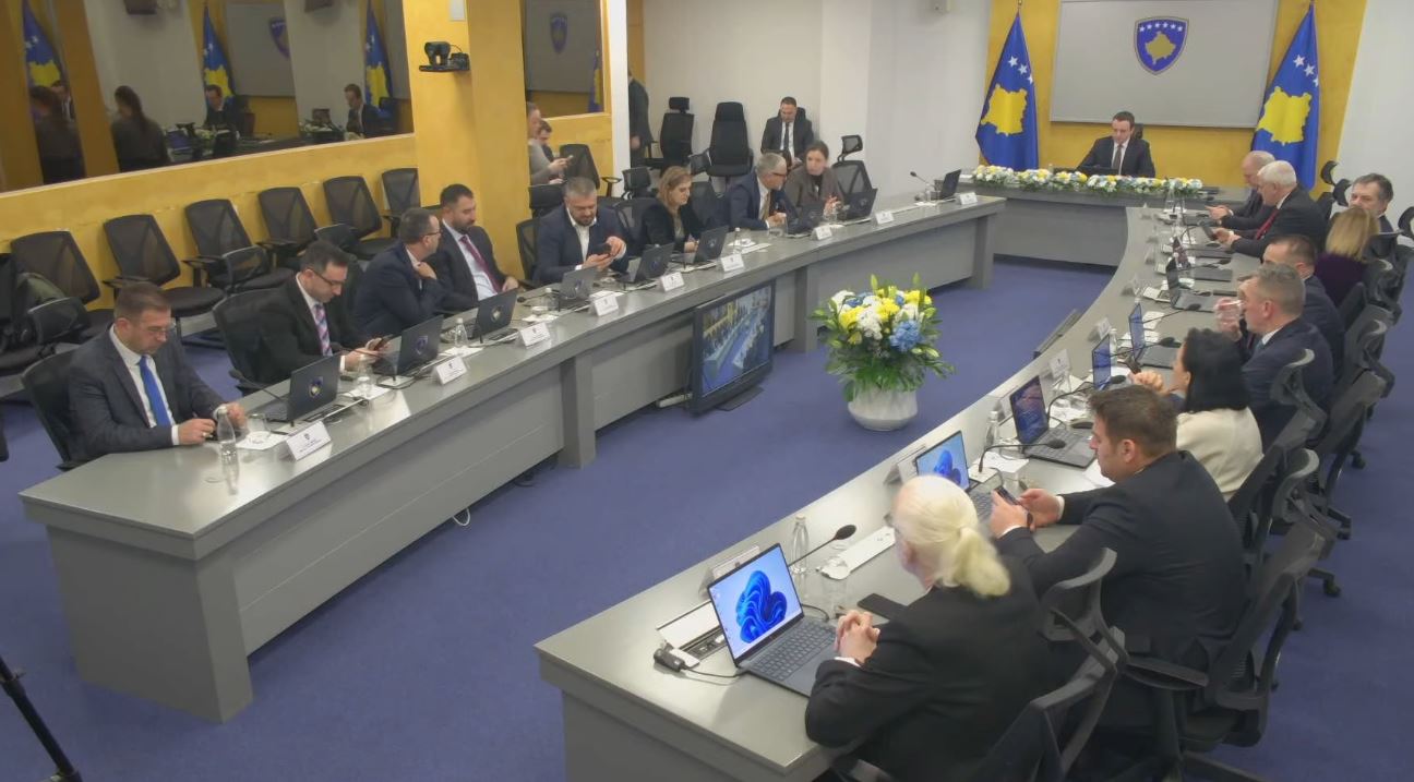  Kontributi i çlirimtarëve për liri është i çmuar    Qeveria e Kosovës mban mbledhje solemne