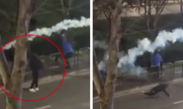 Momenti kur protestuesi në Tiranë rrëzohet pasi u godit nga bombola me gaz lotsjellës
