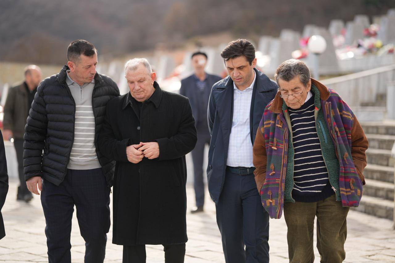 Shukri Buja me Geoffrey Nice në Reçak: Sakrifica e viktimave nuk harrohet