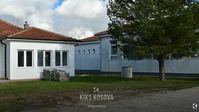  Aty s hinë lugatat  as me maska   përplasje për mbajtjen e të pamëve pranë shkollës  VIDEO 