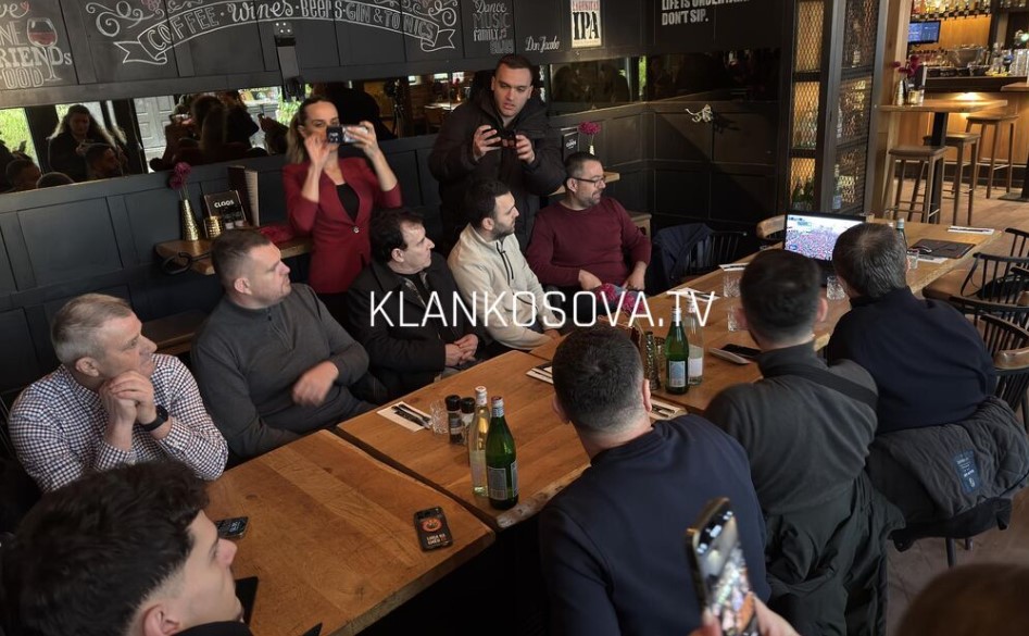 Familjarët e katërshes së UÇK së të bashkuar e ndjekin marshin nga Haga