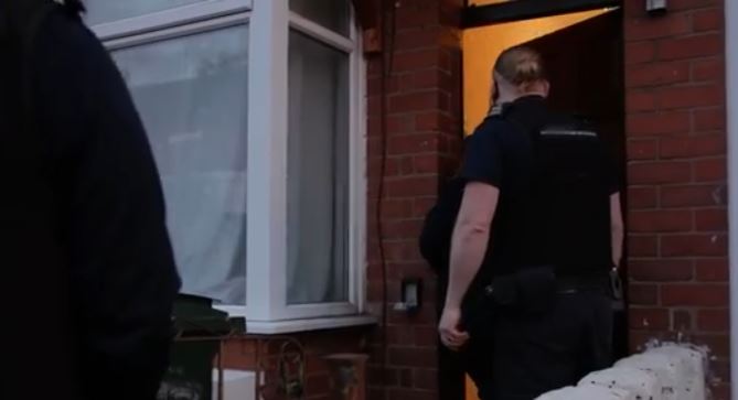 Shqiptarja shpëton nga dëbimi prej Britanisë pasi deklaroi se burri e detyroi të vidhte