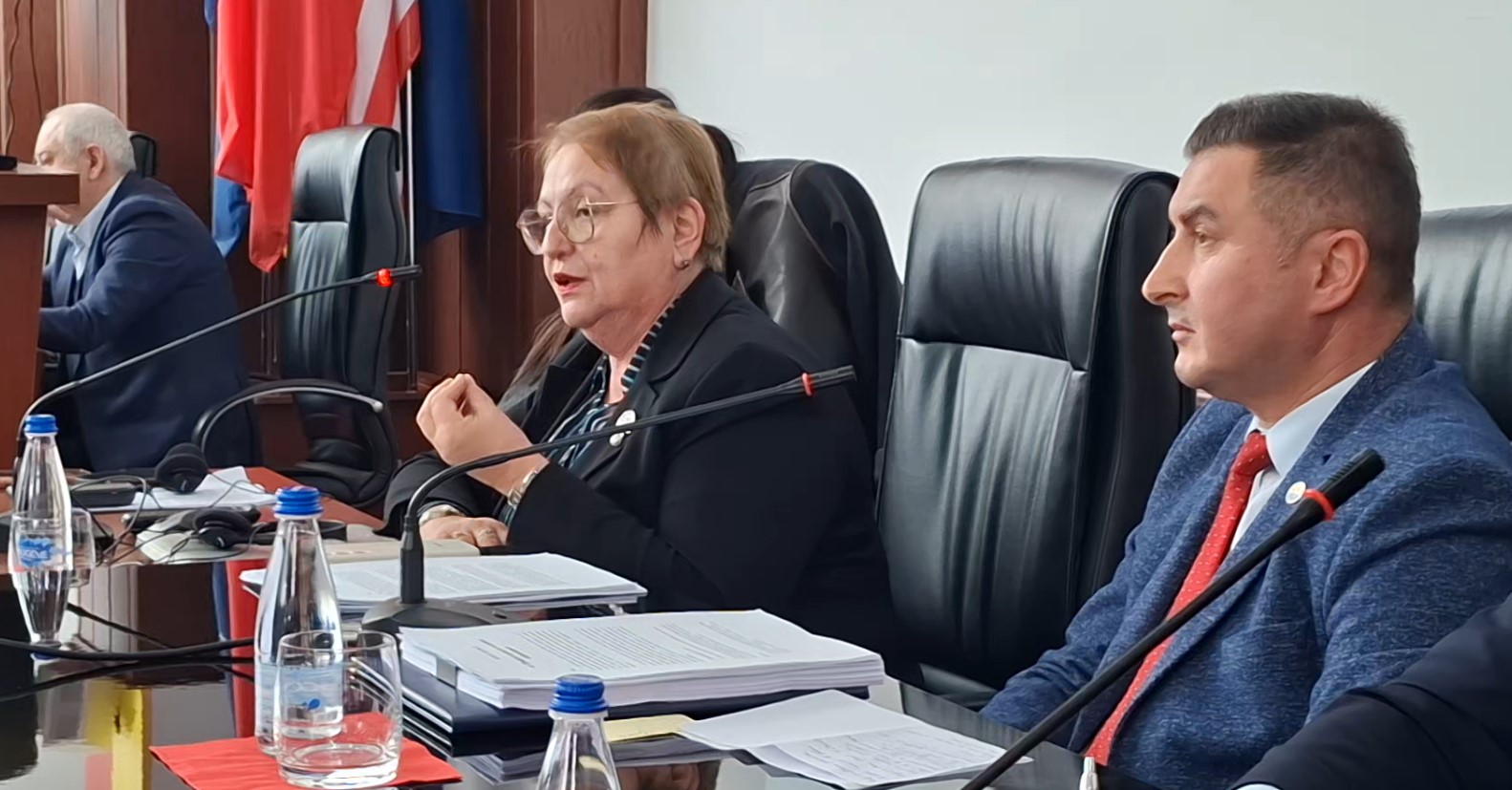 Ministrja e Arsimit në RMV nuk i lejon të flasin shqip, momenti kur gazetarët ia heqin mikrofonin