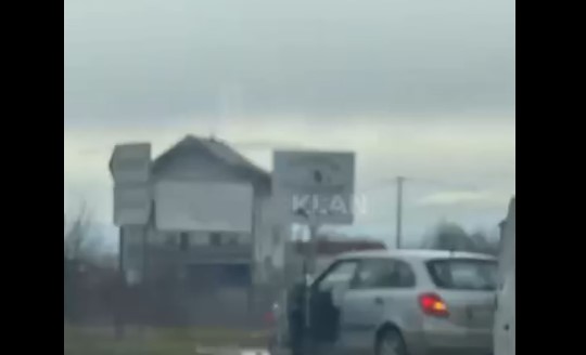 Vetura godet anësoret e rrugës, lëndohet një person (VIDEO)