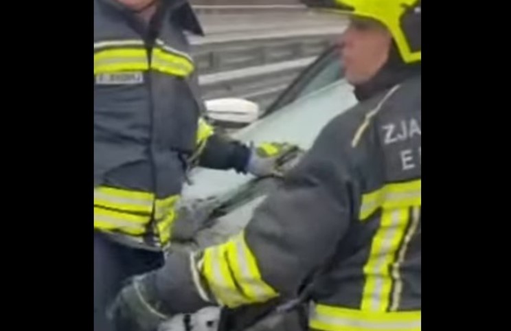 Pamje nga aksidenti që ndodhi në dalje të Prizrenit, intervenojnë zjarrfikësit (VIDEO)