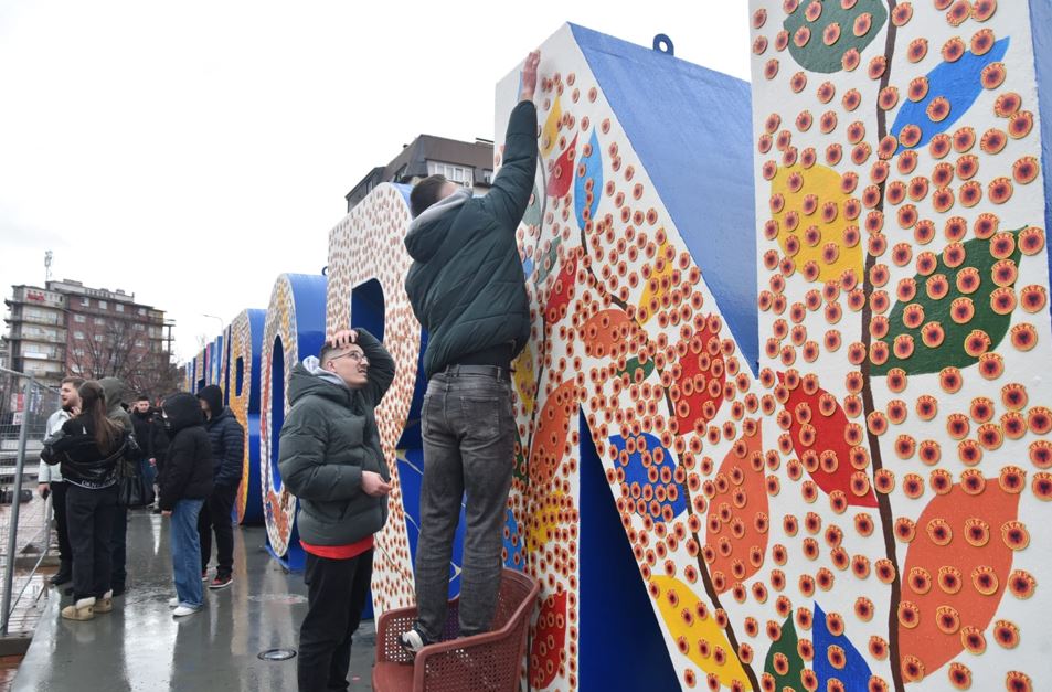 Pas “burgosjes”, 5000 emblema të UÇK-së i vendosen NEWBORN-it në Ditën e Pavarësisë