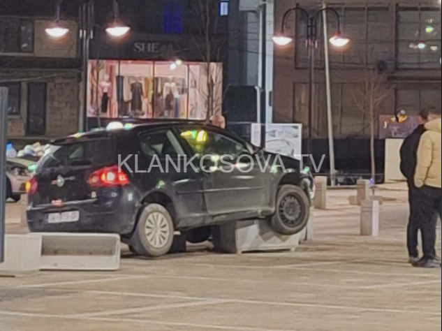 Vetaksident në Suharekë: Vetura përfundon mbi anësoret e betonit