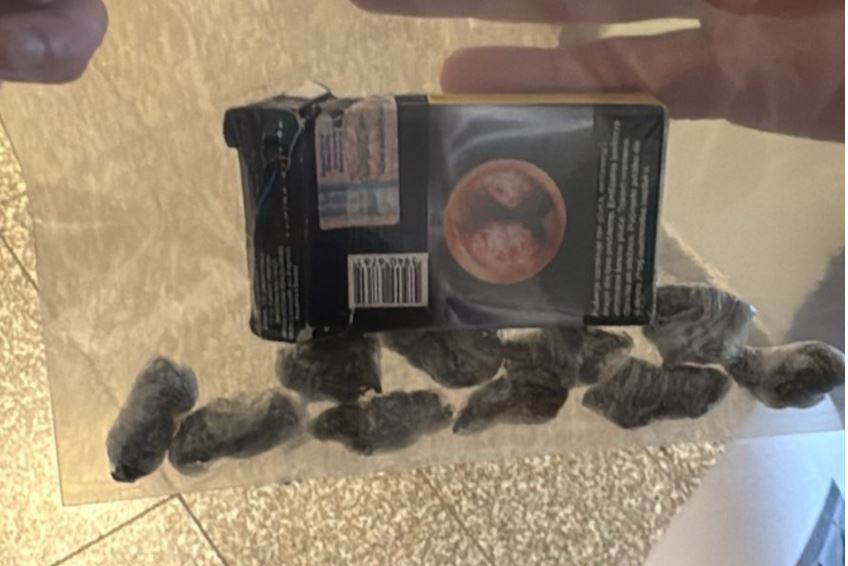 U kap me 10 qese drogë, arrestohet një person në Mitrovicë