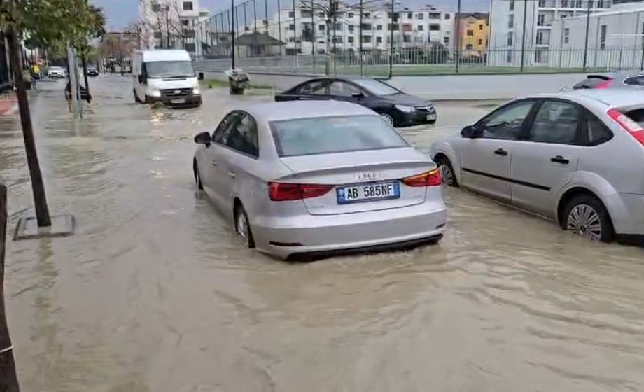 Shtrëngata dhe erëra të forta, përmbyten rrugët e Durrësit