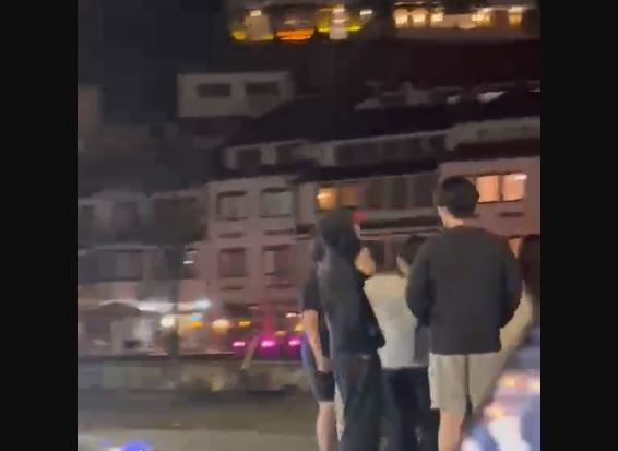 Turistët dalin jashtë hotelit në Prizren pas tërmetit (VIDEO)