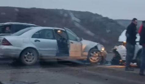 Katër persona të lënduar nga aksidenti në Dollc të Klinës 