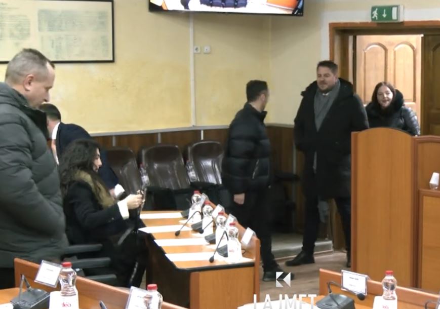 Mitrovica s gjen qetësi  herë me vota   herë pa vota  VIDEO 