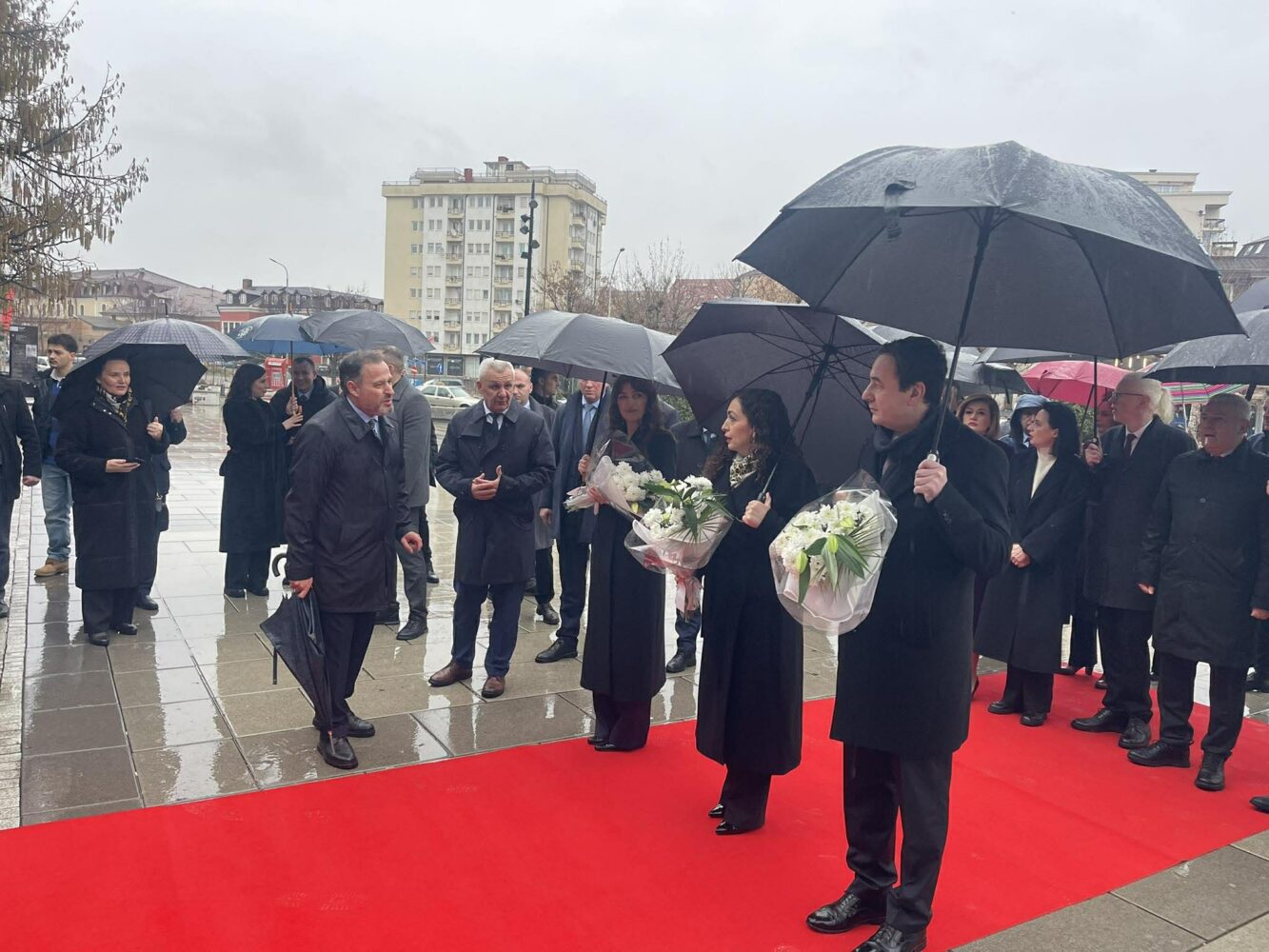 18 vjetori i pavarësisë  krerët e shtetit me homazhe te Monumenti i të Pagjeturve