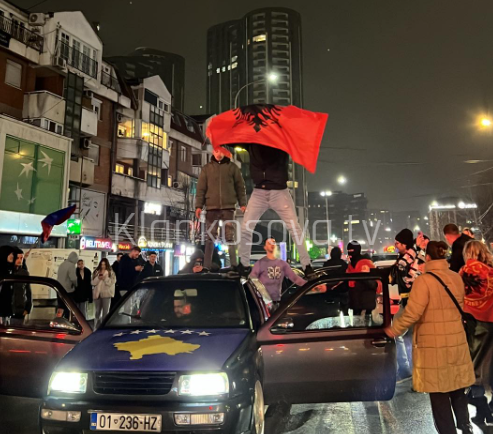 Bllokohet Prishtina, festë e madhe me valle e flamuj (VIDEO)