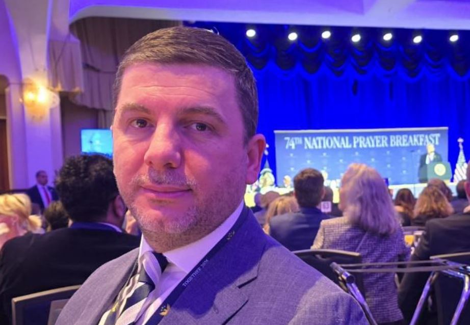 aleanca-me-shba-ne-mbetet-interes-jetik-i-kosoves-krasniqi-merr-pjese-ne-lutjet-e-mengjesit