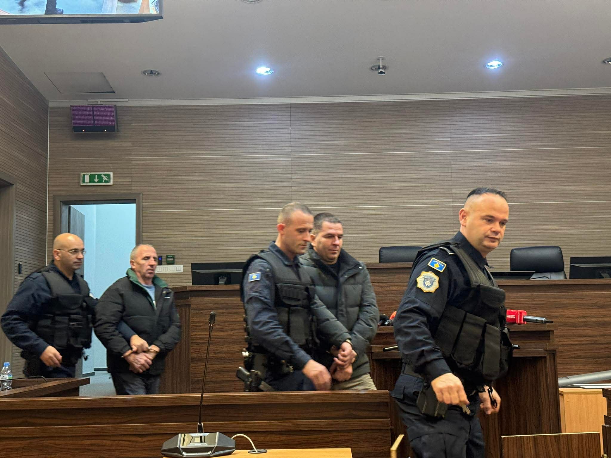 Mbërrijnë në gjykatë vëllezërit Viqentijeviq, të akuzuar për sulmin terrorist në Ibër-Lepenc