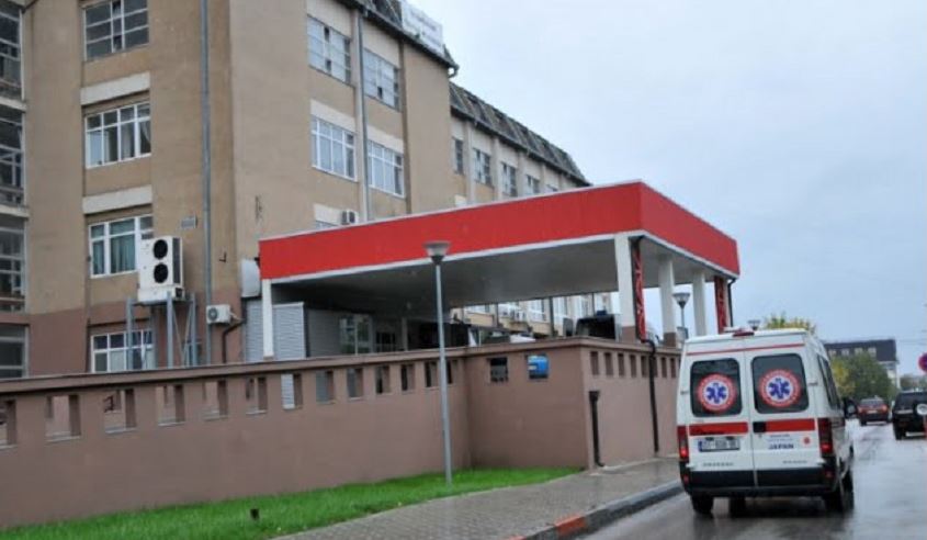 Gjilan: Djali i mitur godet babanë me sëpatë, viktima dërgohet në QKUK