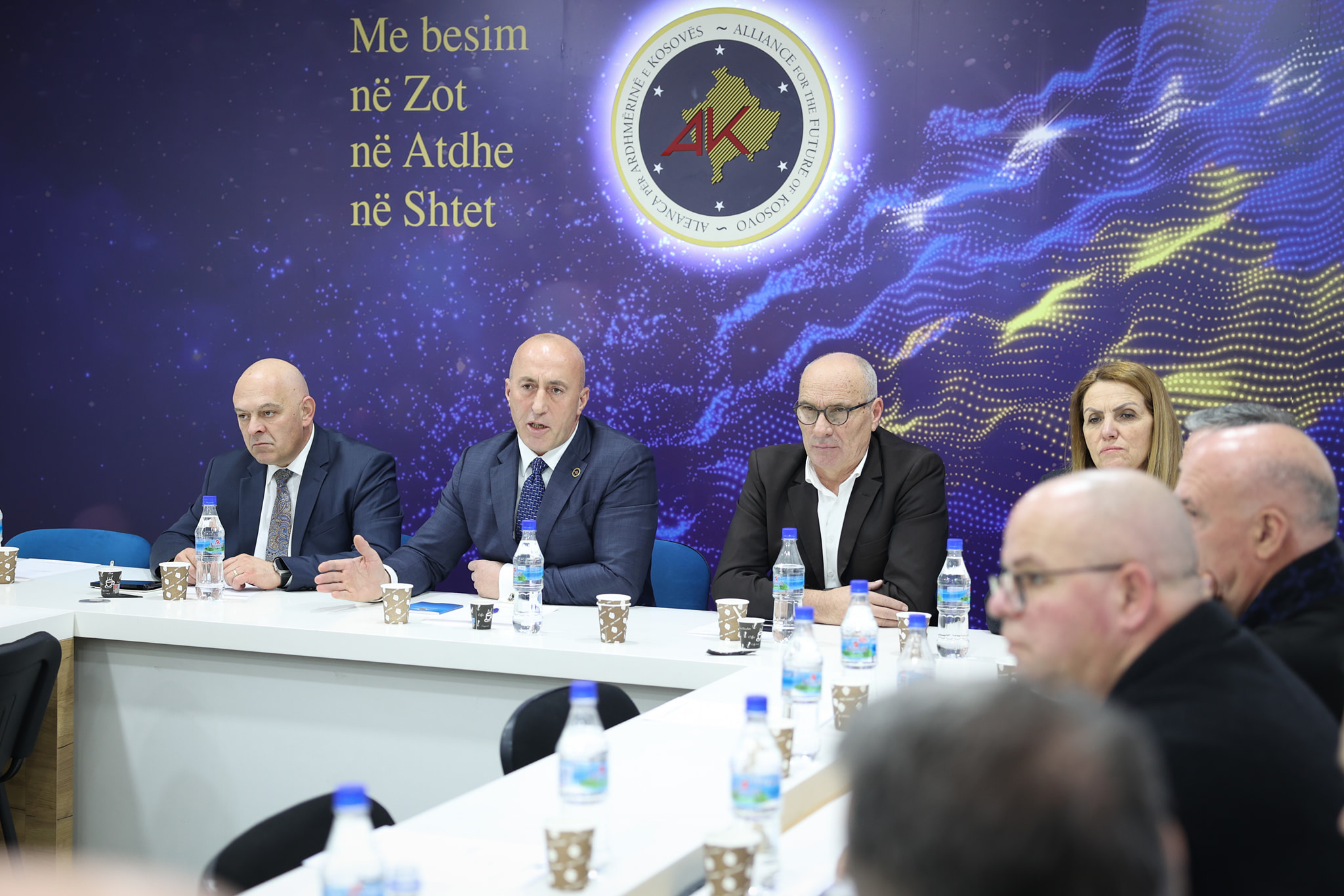  Gati më dolën lotët    Haradinaj flet për momentin kur i njoftoi bashkëpartiakët për vendimin e tij  VIDEO 