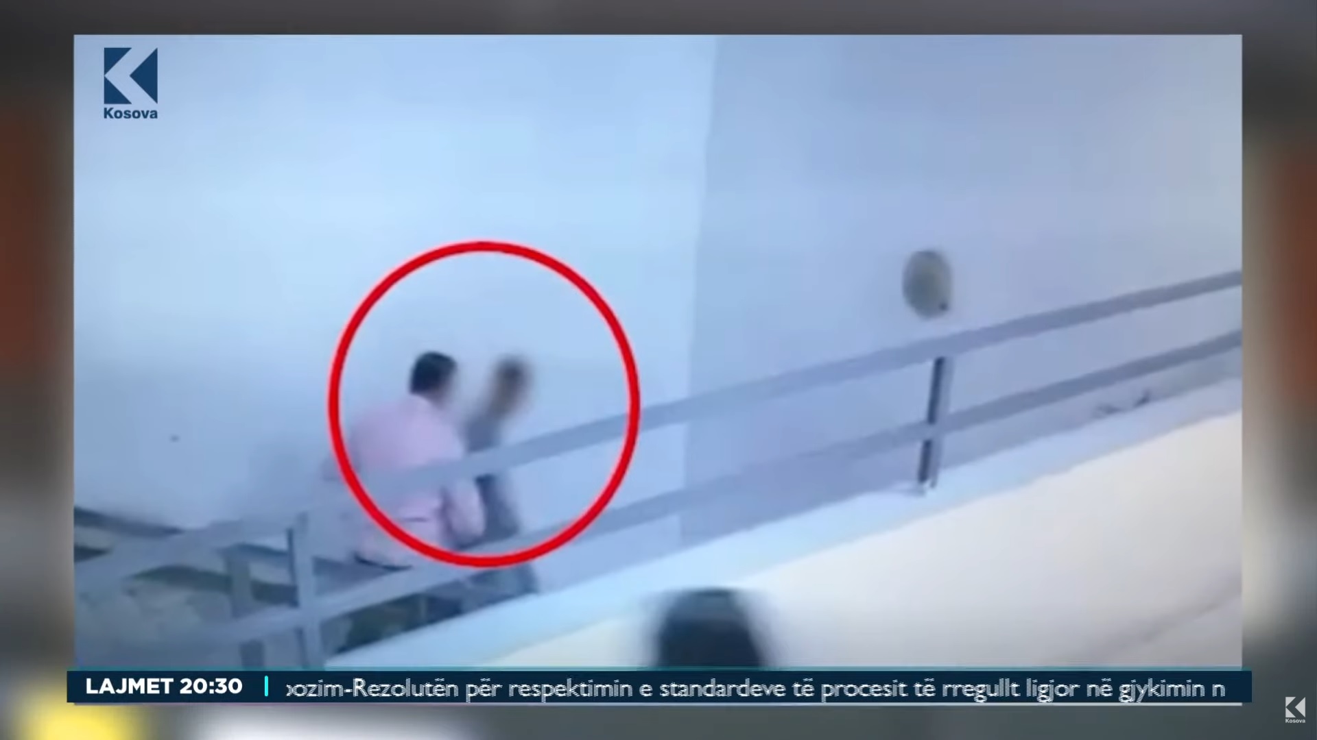 Dhuna në shkollë: Telashi me nxënësin, masa ndaj mësuesit e drejtorit (VIDEO)