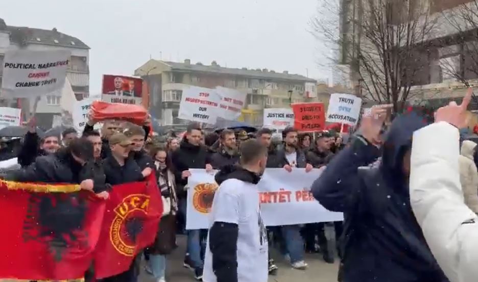 “Studentët për drejtësi” me këngë marshojnë kah sheshi (VIDEO)