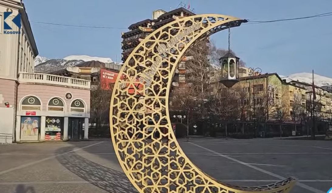 Peja dekorohet për muajin e shenjtë të Ramazanit (VIDEO)