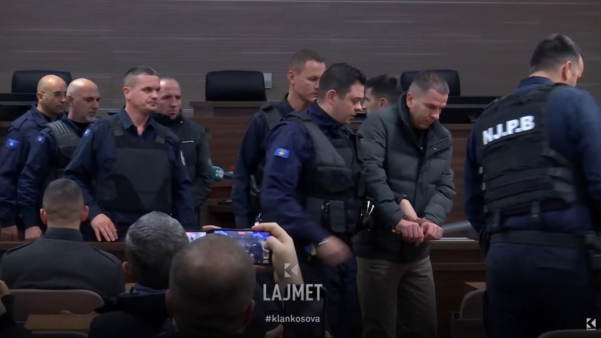 Shpërthimi në Varagë  Refuzohen  sulmuesit   Kodraliu mbetet prokuror  VIDEO 