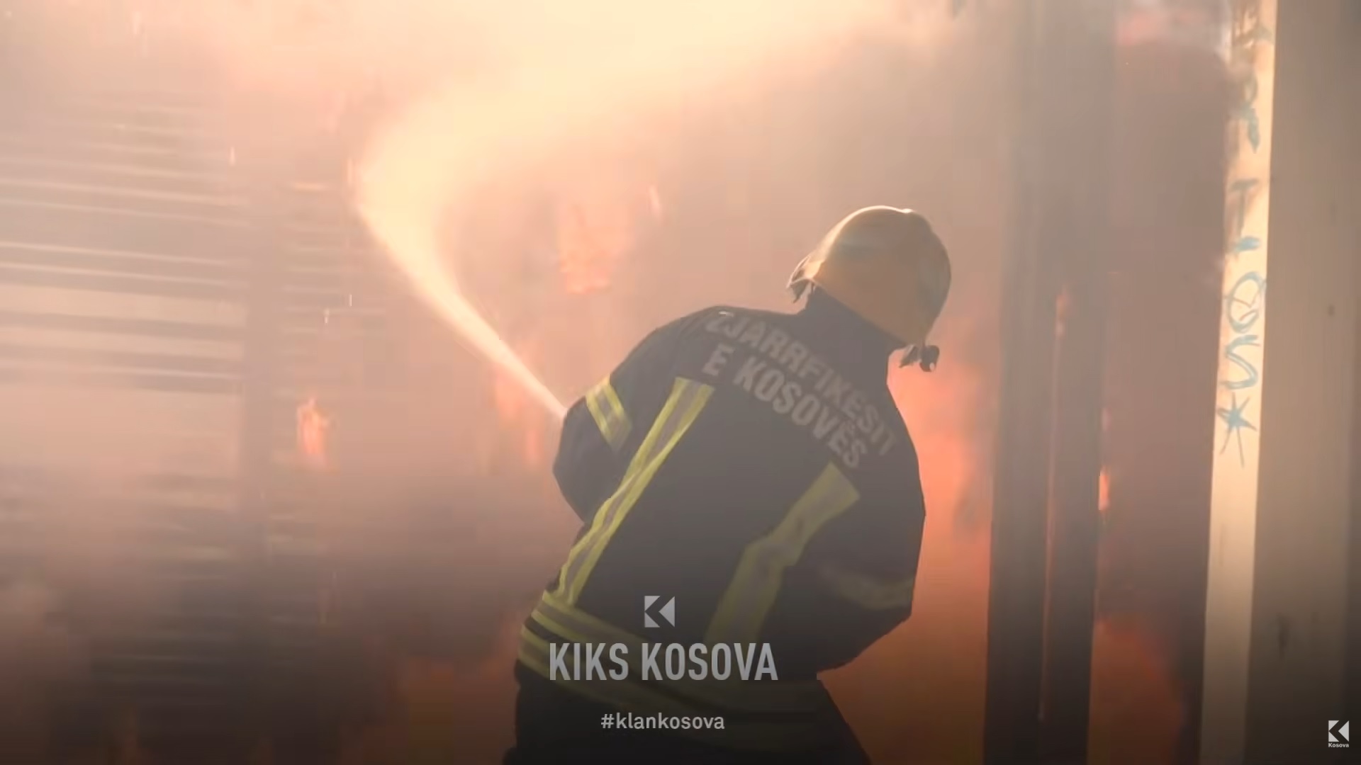 Zjarrfikësit në mes të dy zjarreve – shuajnë flakët, por mbesin pa shtesa për rrezikshmëri (VIDEO)