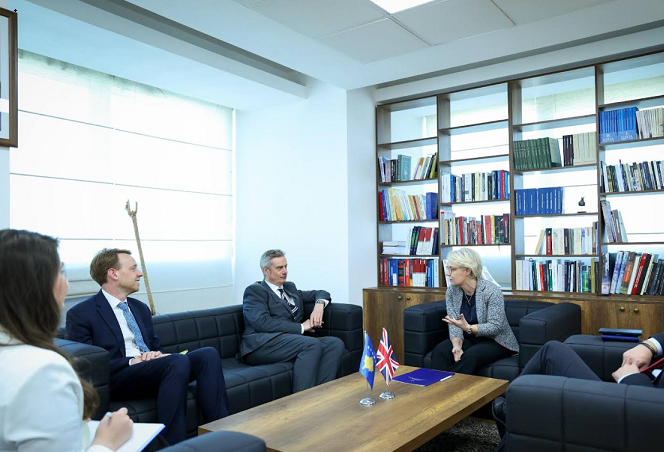 Gërvalla dhe ambasadori britanik diskutojnë për Vetingun dhe forcimin e sundimit të ligjit