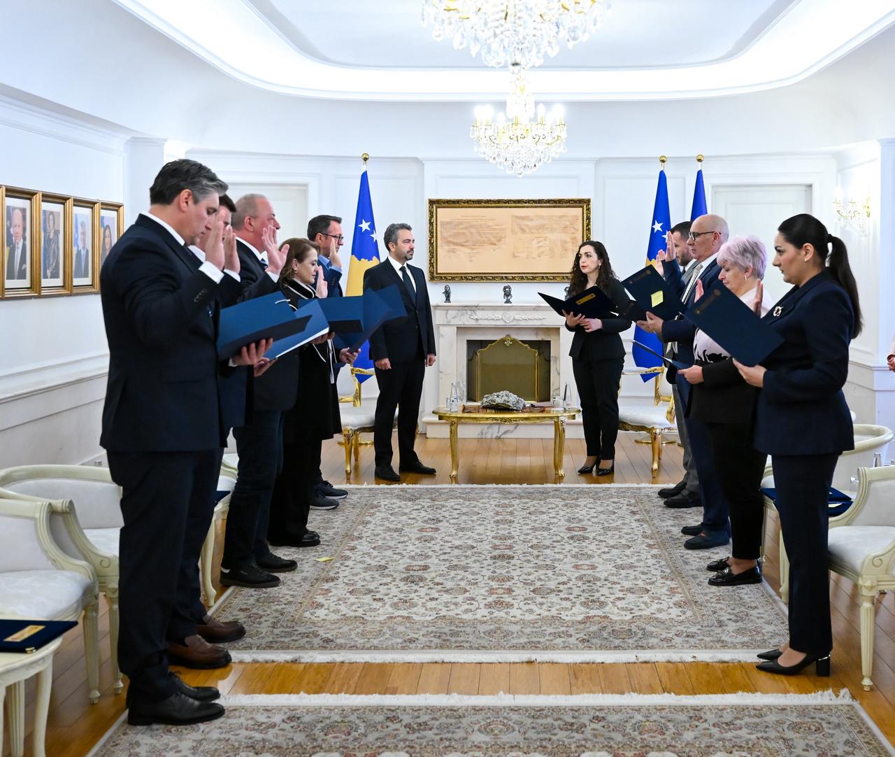 Nëntë anëtarë të ri të KQZ-së betohen para presidentes Vjosa Osmani