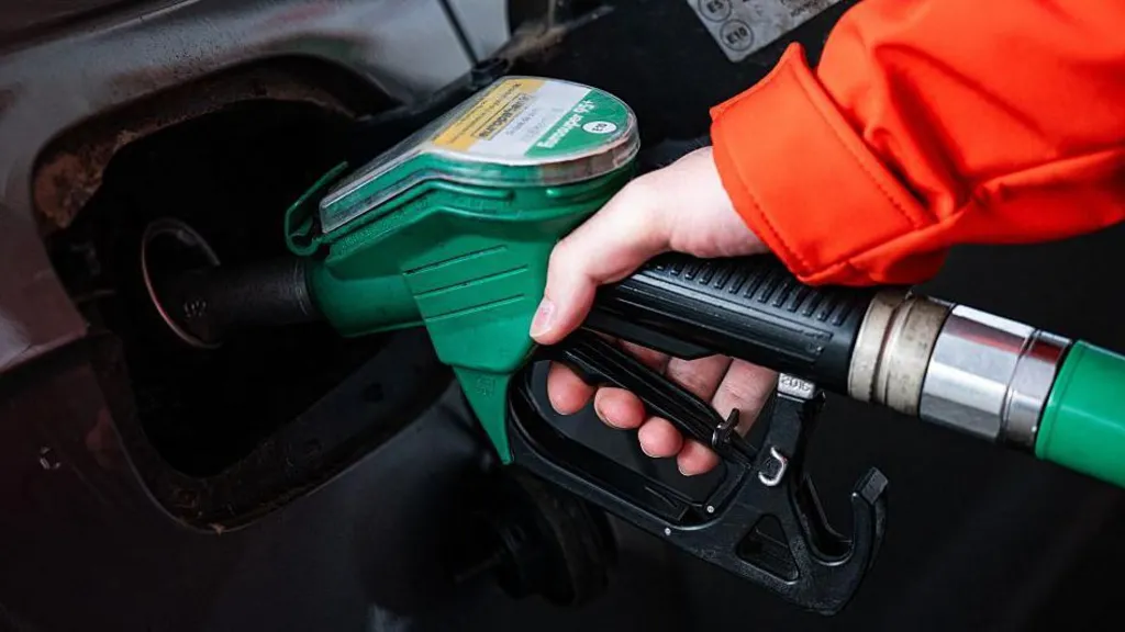 ShBA lehtëson sanksionet e naftës ndaj Rusisë, ndërsa lufta me Iranin rrit çmimet e energjisë