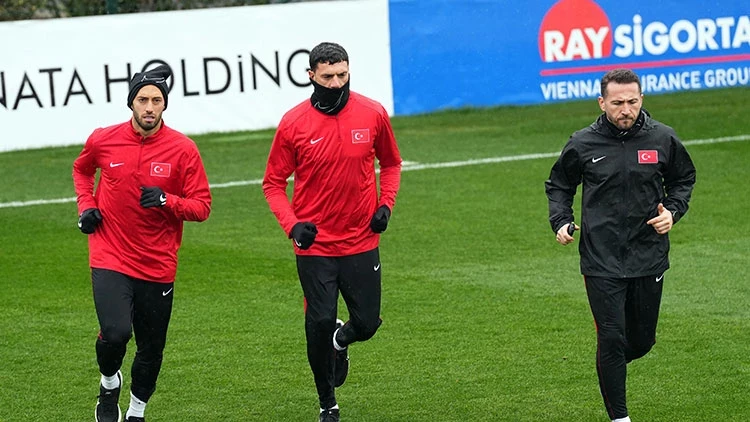 Zhvillime te Turqia: Çalhanoglu dhe Demiral stërviten ndaras