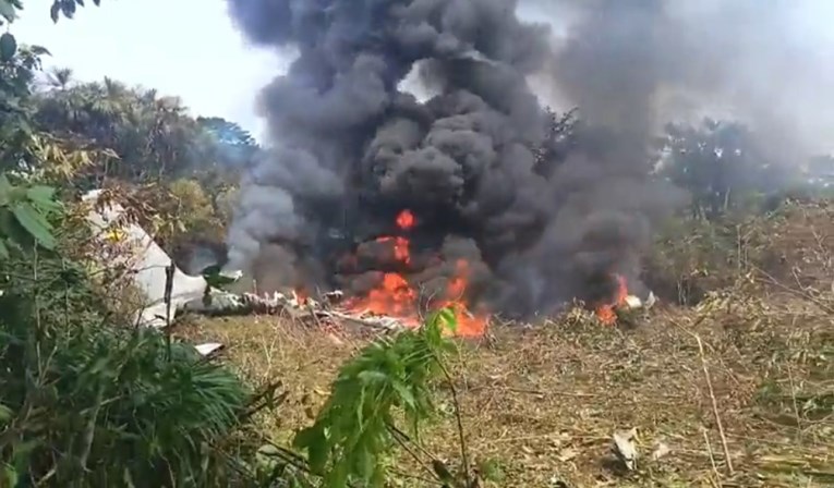Rrëzohet një aeroplan ushtarak në Kolumbi, në bord kishte 100 ushtarë (VIDEO)