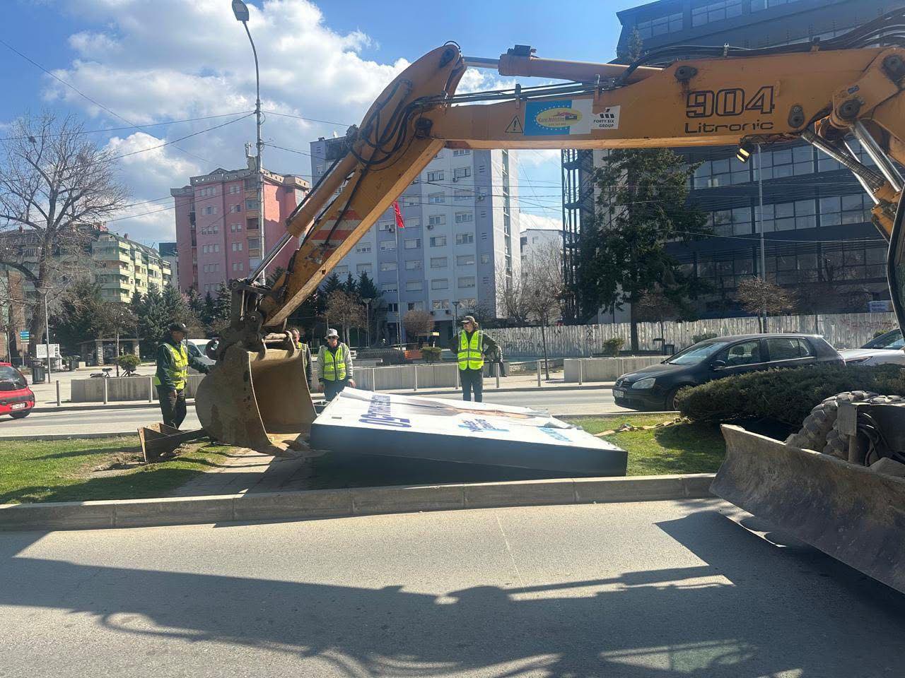 "Heqja" e billbordit të Thaçit e Veselit, reagon Peci: Kërkova përjashtim për foton e tyre