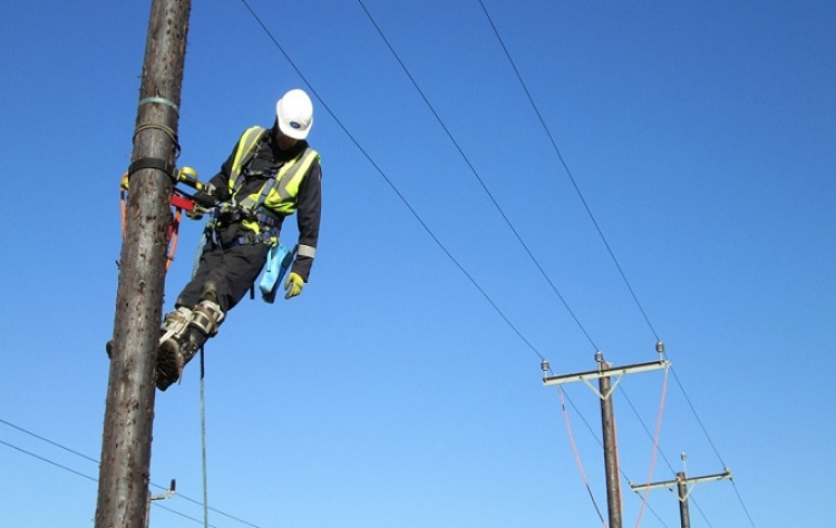 U godit nga rryma derisa ishte në shtyllë elektrike, vdes një punëtor në Prizren