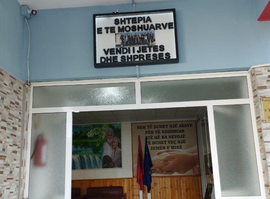 E moshuara bie nga tarraca e Shtëpisë së të Moshuarve në Gjirokastër