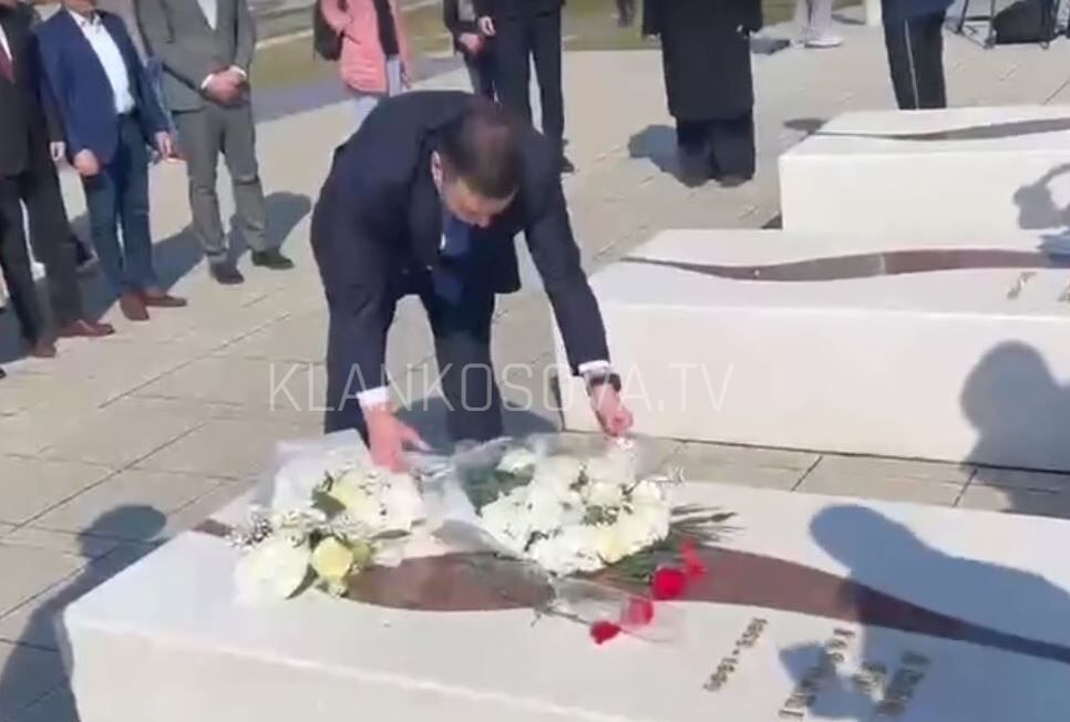 Abdixhiku me delegacion nderon të rënët e familjes Jashari në Prekaz