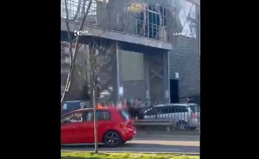 Aksident afër shkollës "Mihal Grameno" në Fushë Kosovë, ka të lënduar (VIDEO)