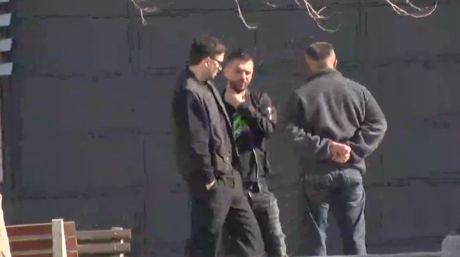 Babai i Gjestit paraqitet në gjykatë për seancën ndaj djalit të tij