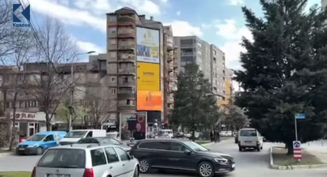 Tentohet largimi i billbordit të Thaçit dhe Veselit në Mitrovicë (VIDEO)
