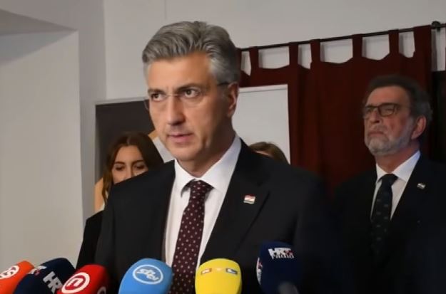 Serbia blen armë kineze, Kroacia alarmon NATO-n (VIDEO)